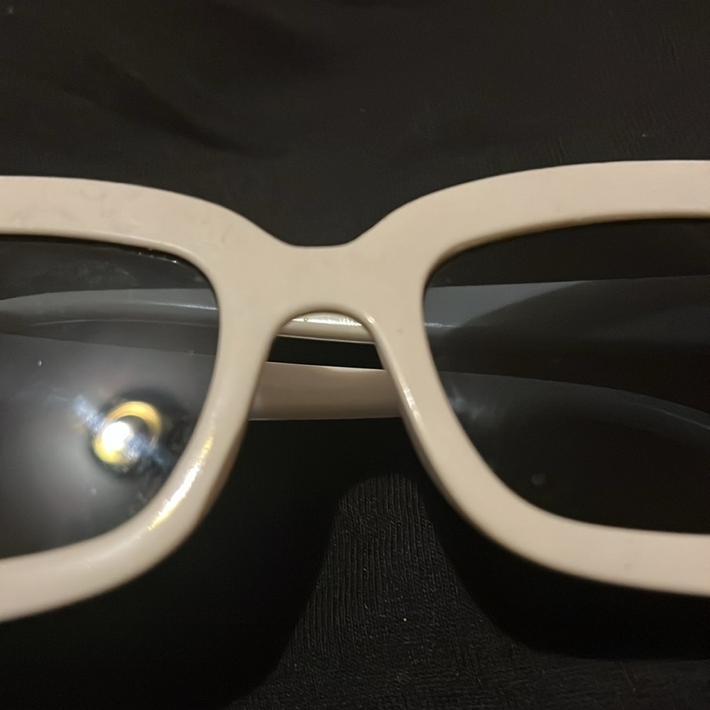 Chic White Rectangular Sunglasses - image 7